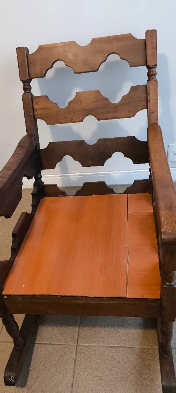 Vendo está cadeira de balanço de madeira maciça  - Foto 5