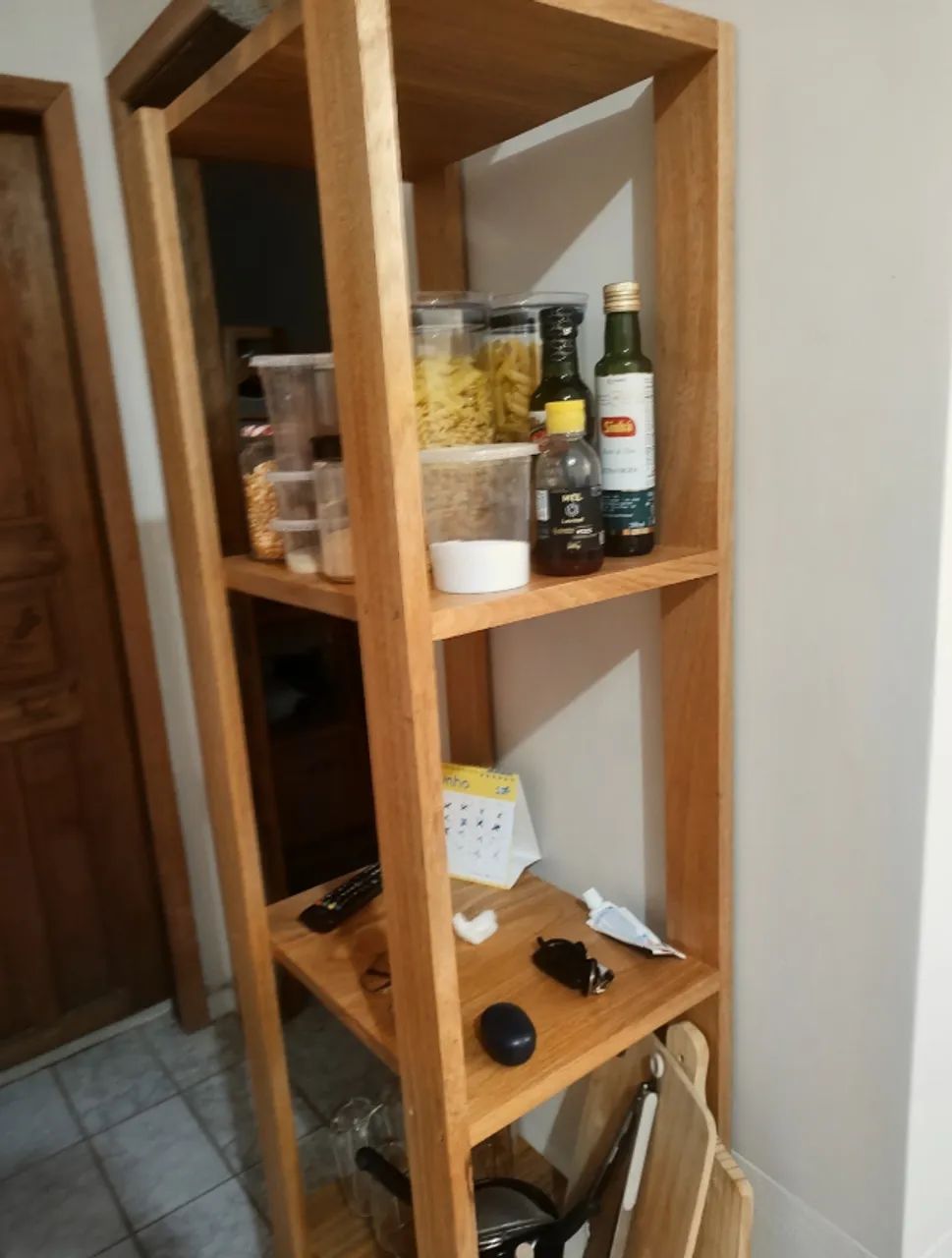 Estante Vertical De Cerejeira Com Rodinhas de Silicone 