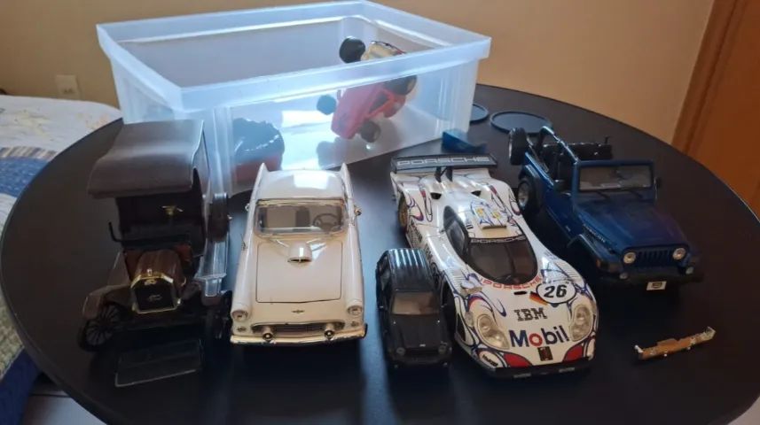 4 carros miniaturas antigas