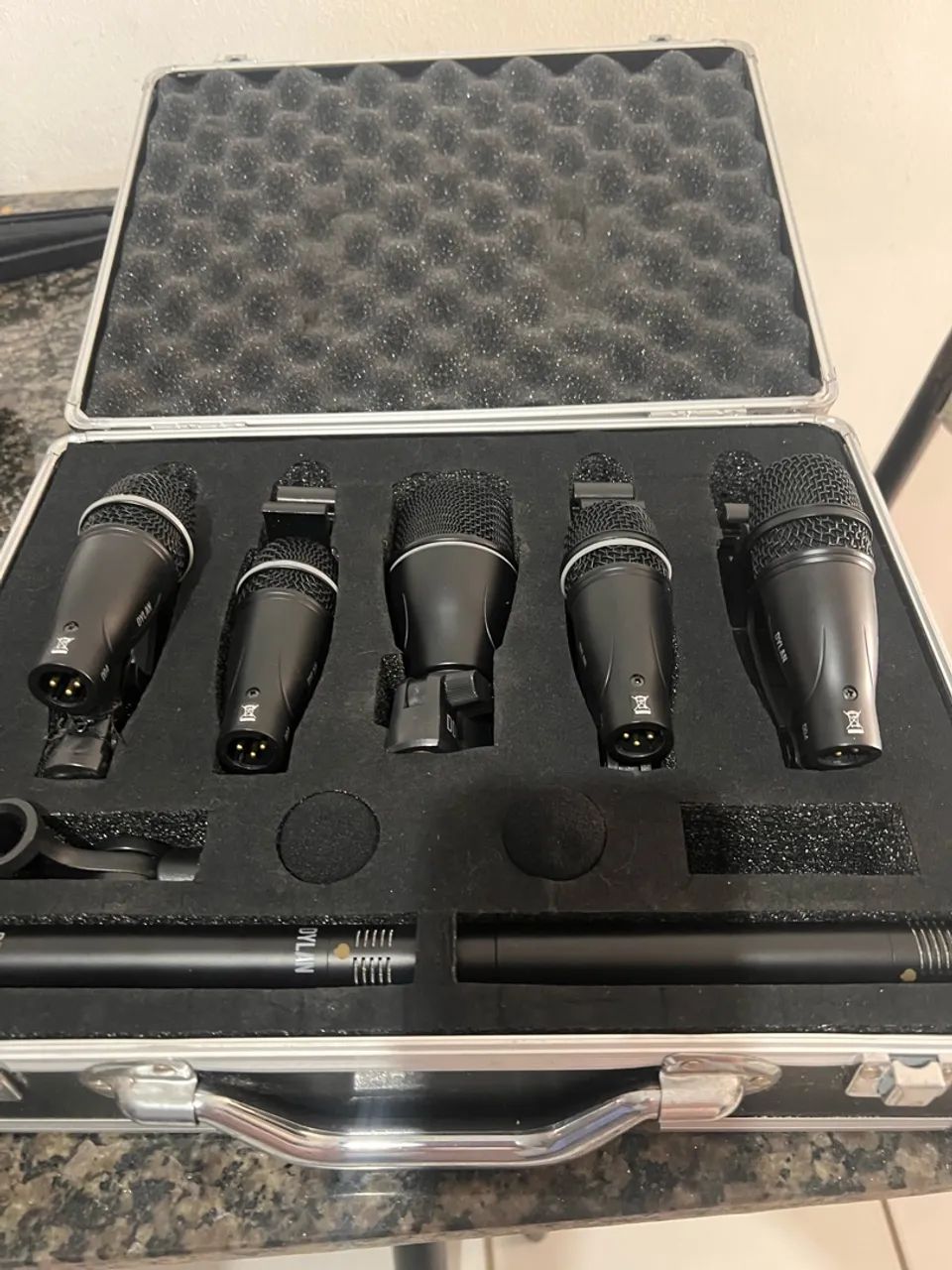 Microfone de bateria vendendo 
