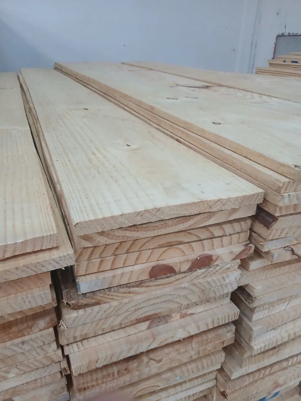 Tábuas e madeiras para construção 