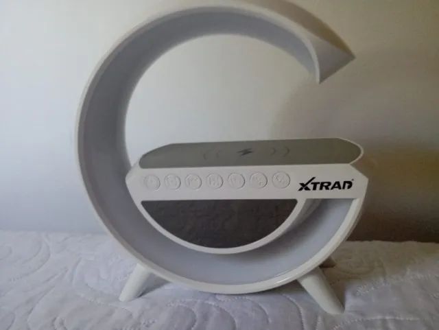 Luminária LED Xtrad com Caixa de Som Bluetooth e Carregador por Indução