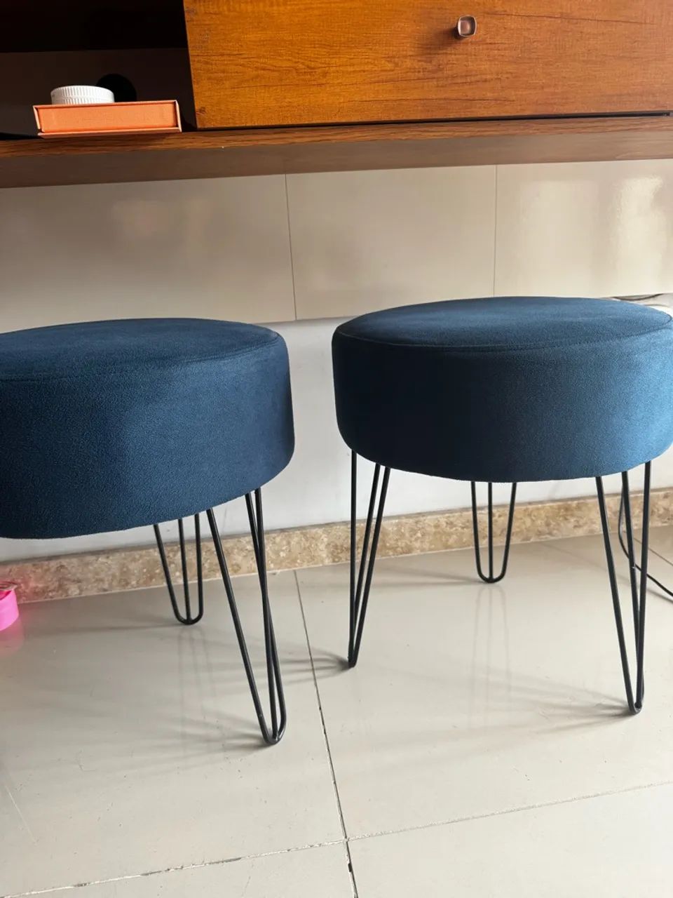 Par de Pufes Azul-Marinho com Pés de Metal Preto