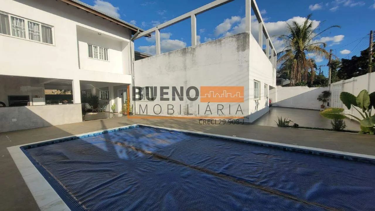 Casa com 4 dormitórios, 3 suítes, piscina aquecida e apartamento independente