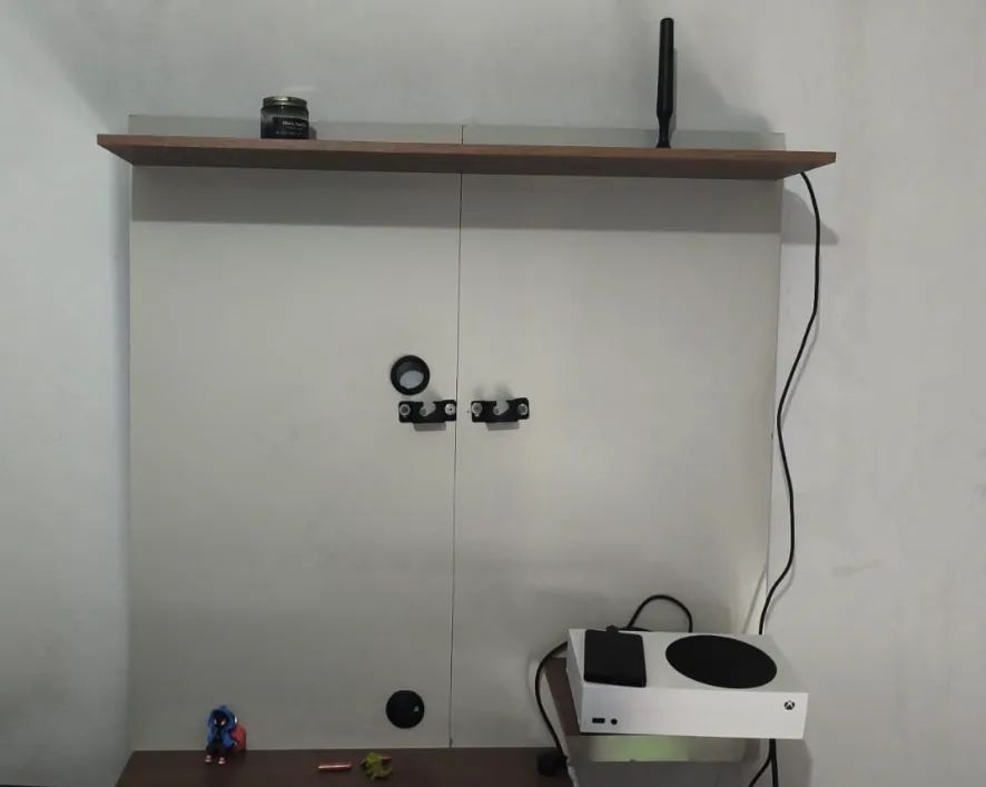 Painel de parede pra TV até 42 polegadas seminovo conservado com suporte de TV 