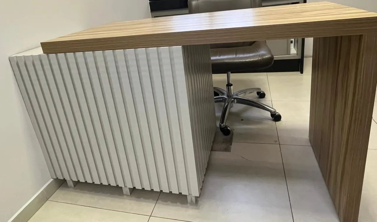 Mesa com gavetas largura ajustável 