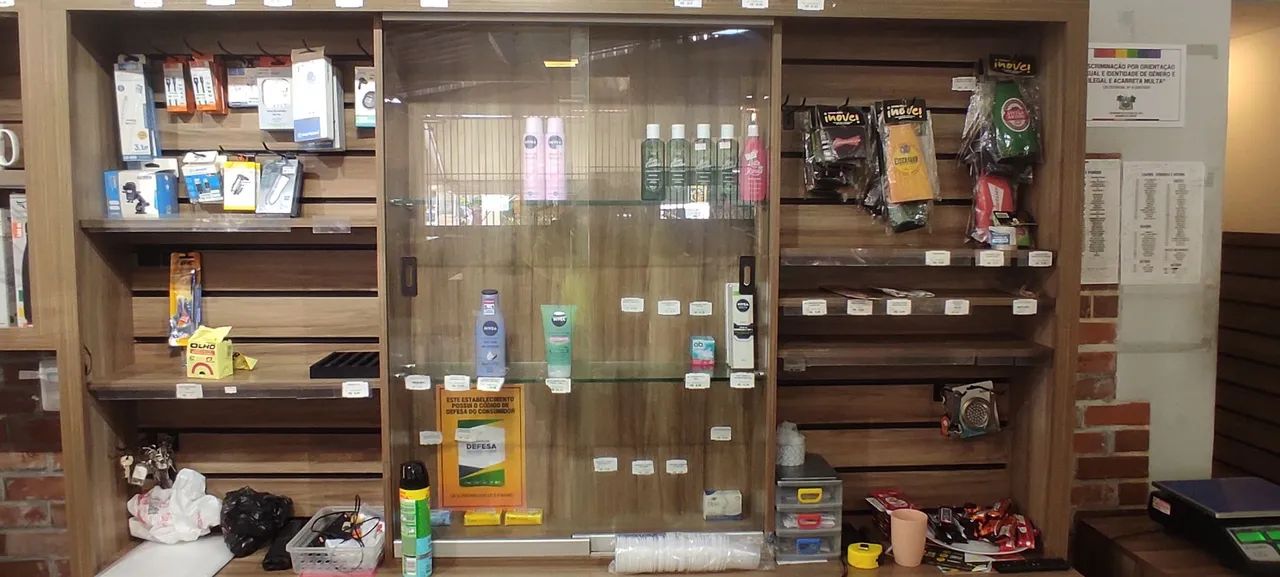 VENDO Estante em MDF com porta de vidro e compartimentos com porta  - Foto 2