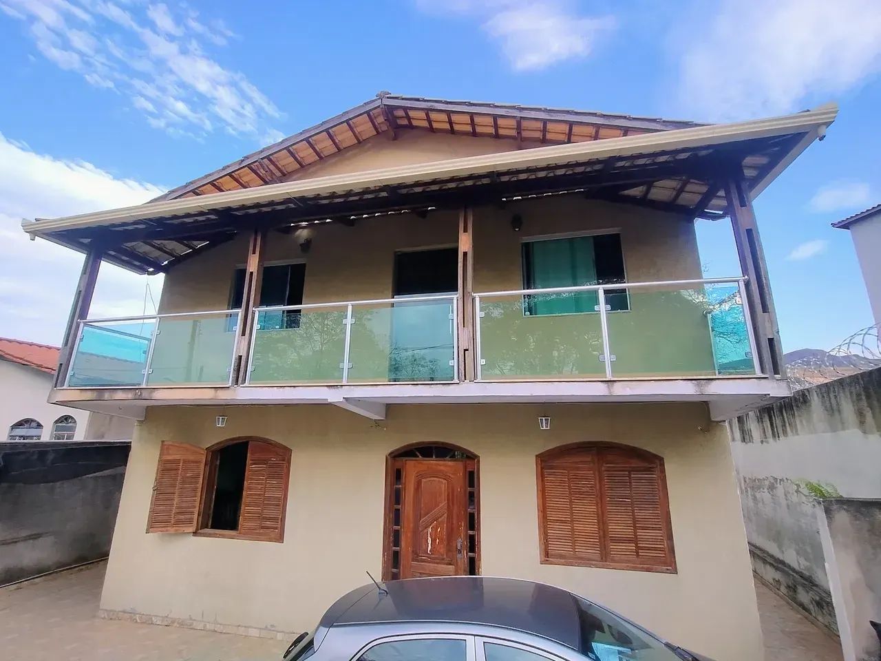 CASA e PRÉDIO JUNTOS 3 apartamentos lote 1500 mts