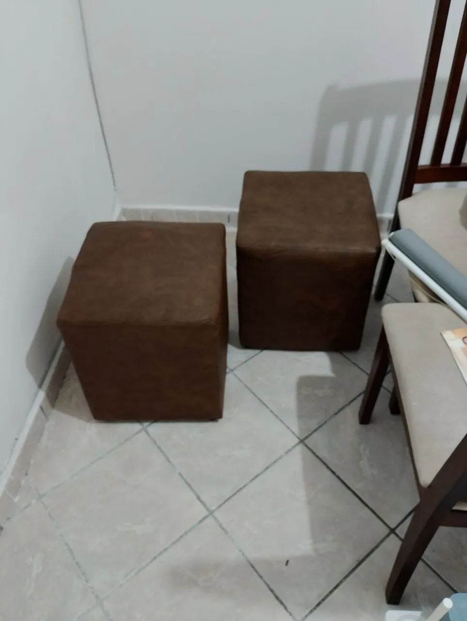 Sofa, 2 puffs, Criado mudo - Foto 4