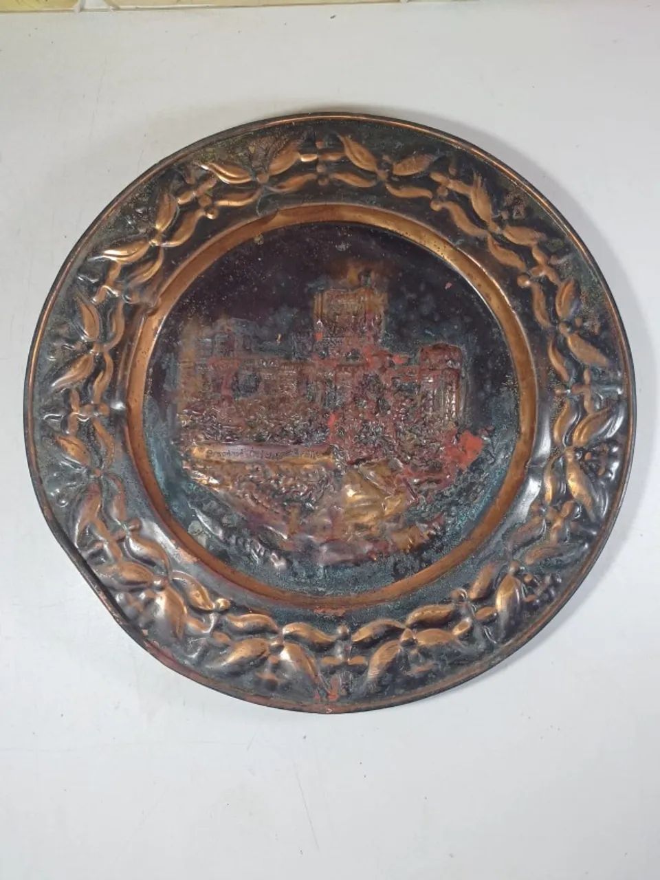 Prato de parede em cobre com marcas do tempo 