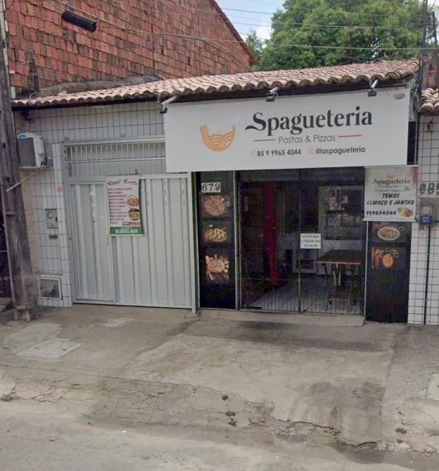 Casa com Ponto Comercial e Garagem no Jardim Guanabara