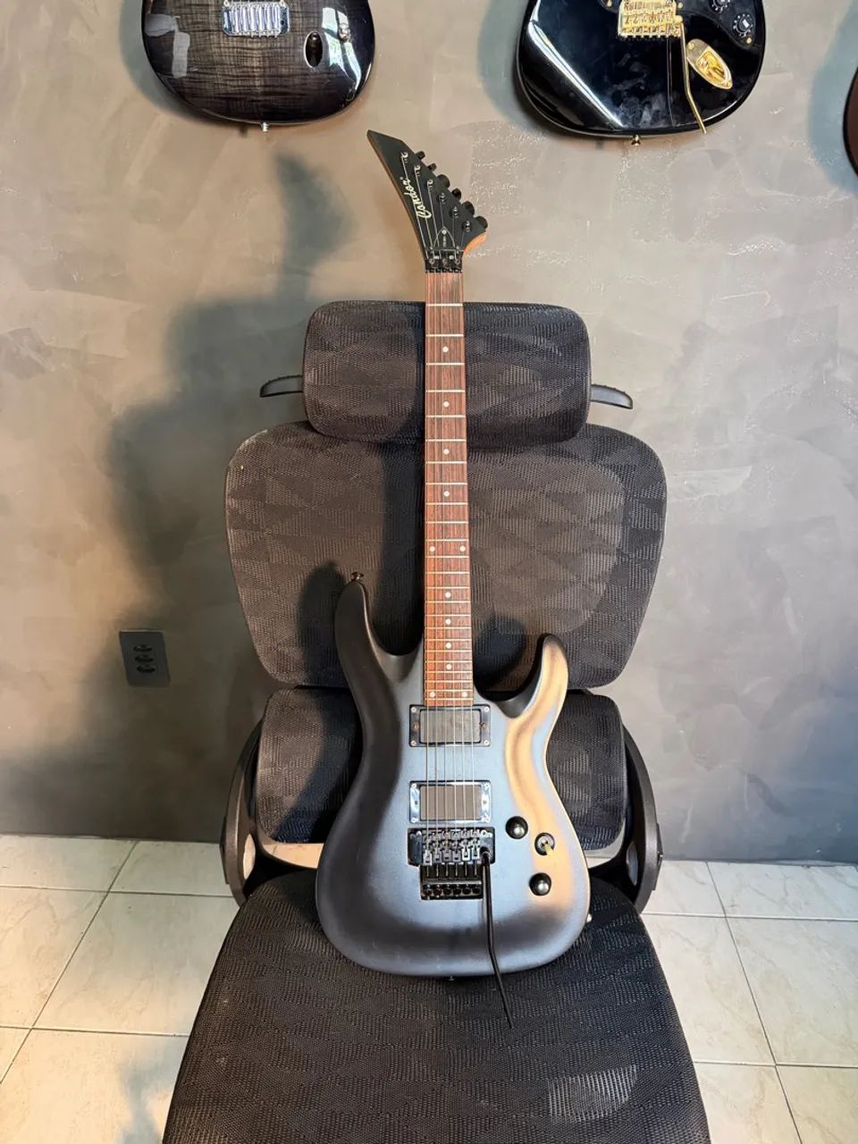 Guitarra condor com Floyd