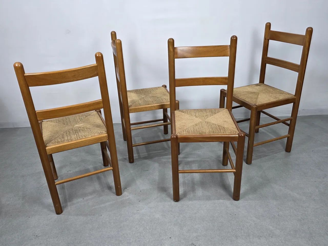 Conjunto de 4 cadeiras vintage em madeira maciça  - Foto 5