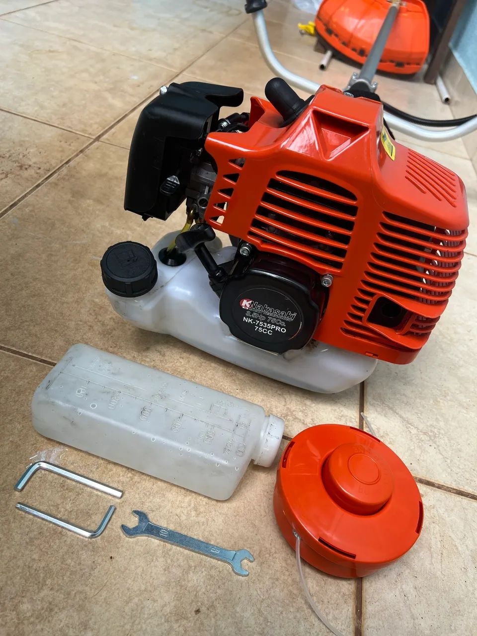 Roçadeira / Aparador de grama - Nakasaki 75cc - Seminova