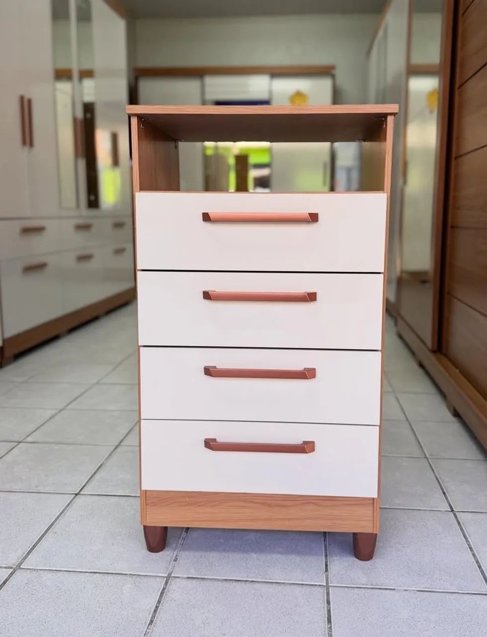 Cômoda pequena 4 gavetas