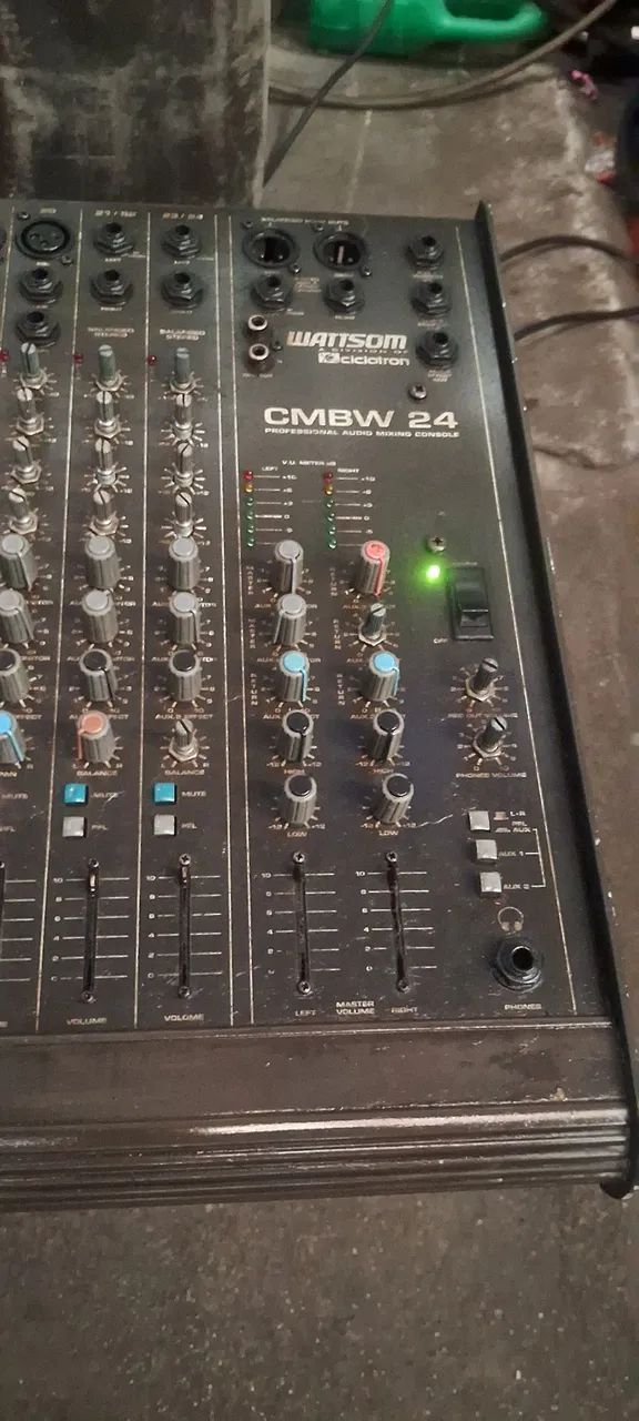 Vendo uma mesa de som com 24 canais da wattsom  - Foto 5