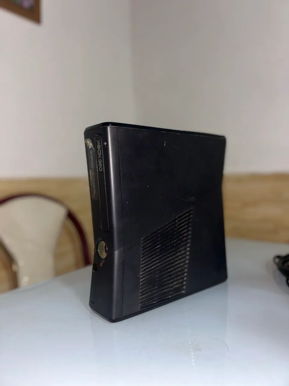 XBOX 360, 2 controles, com 150 jogos e vai com HD - Foto 2