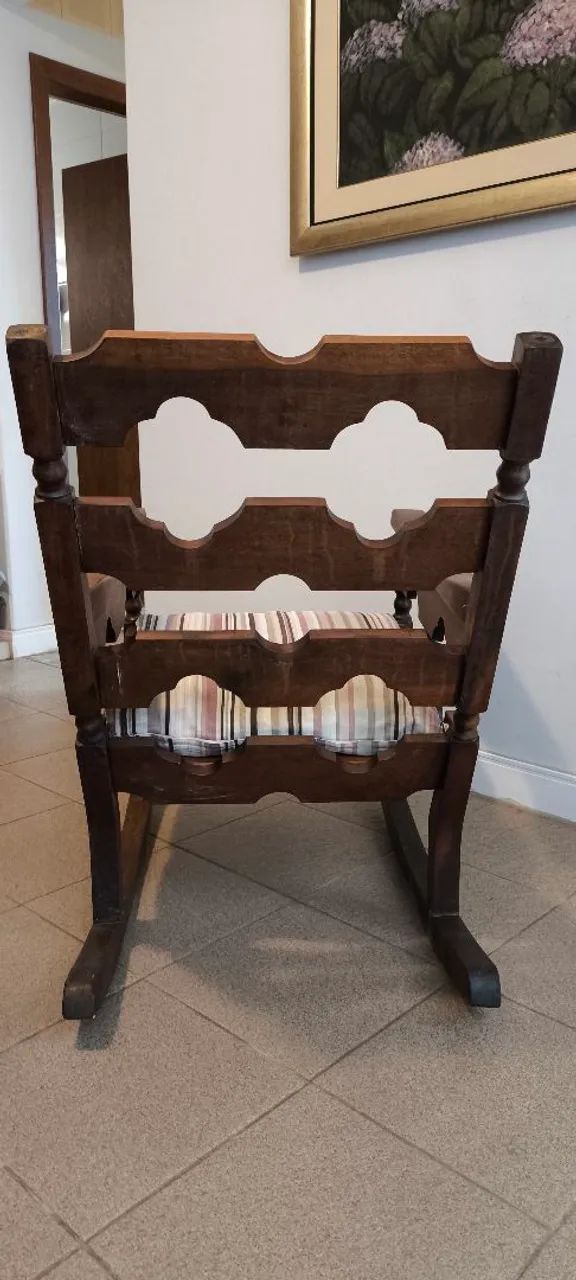 Vendo está cadeira de balanço de madeira maciça  - Foto 4