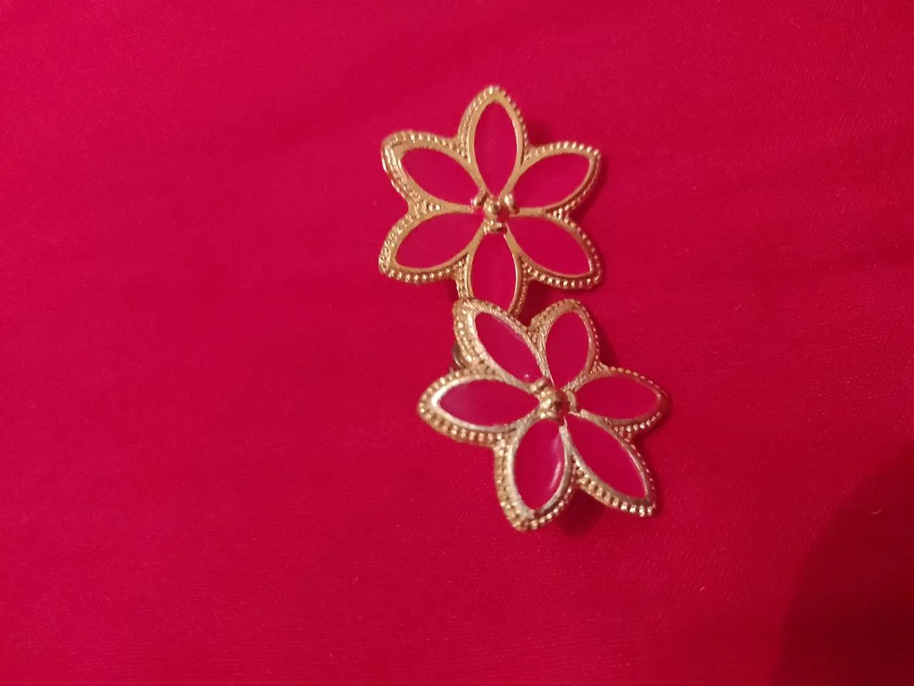 Brinco de flor rosa folheado a ouro - Foto 2