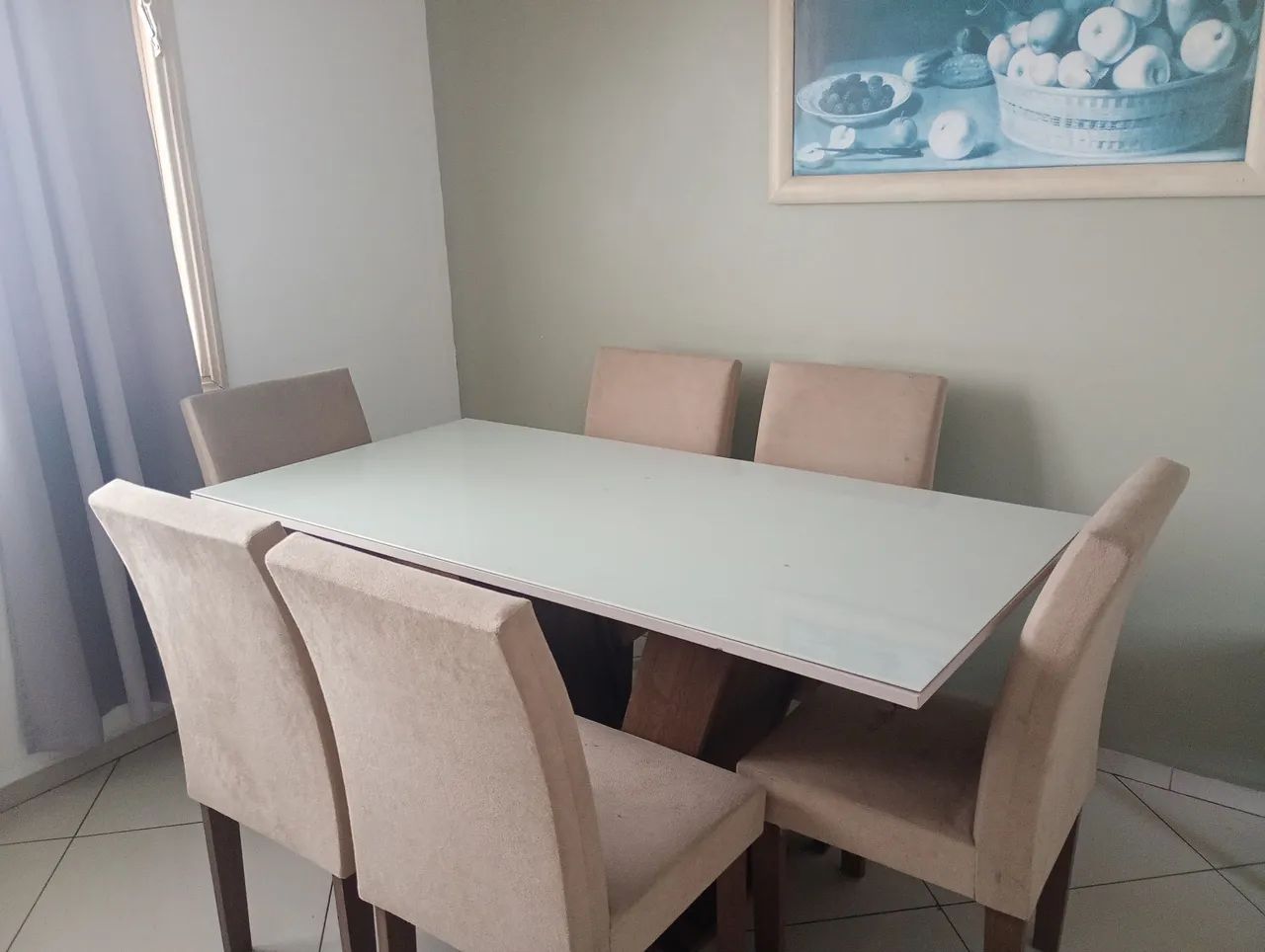Vendo mesa de jantar com 6 cadeiras 