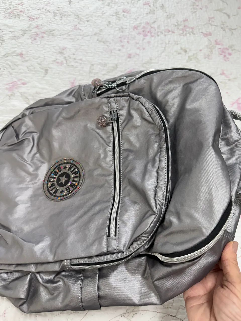 Vende-se mochila da KIPLING original nova , cor prata.