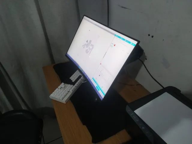 Monitor gamer 240 hz curvo.