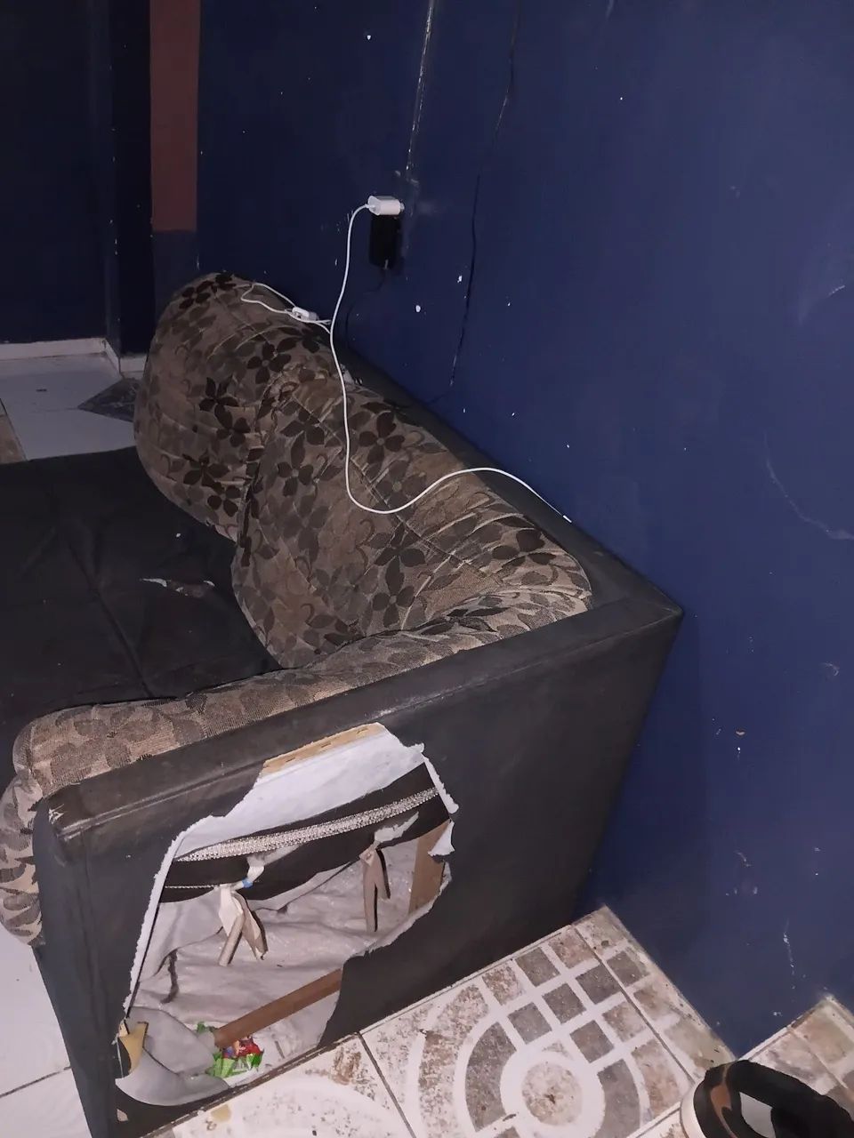 Sofá velho em boas condições 65568082573569121