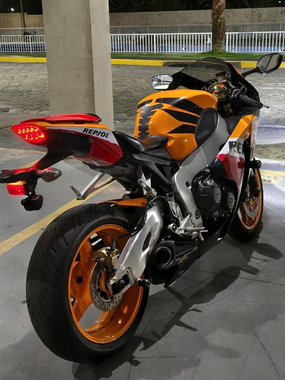 CBR 1000 Fireblade Repsol  - Foto 2
