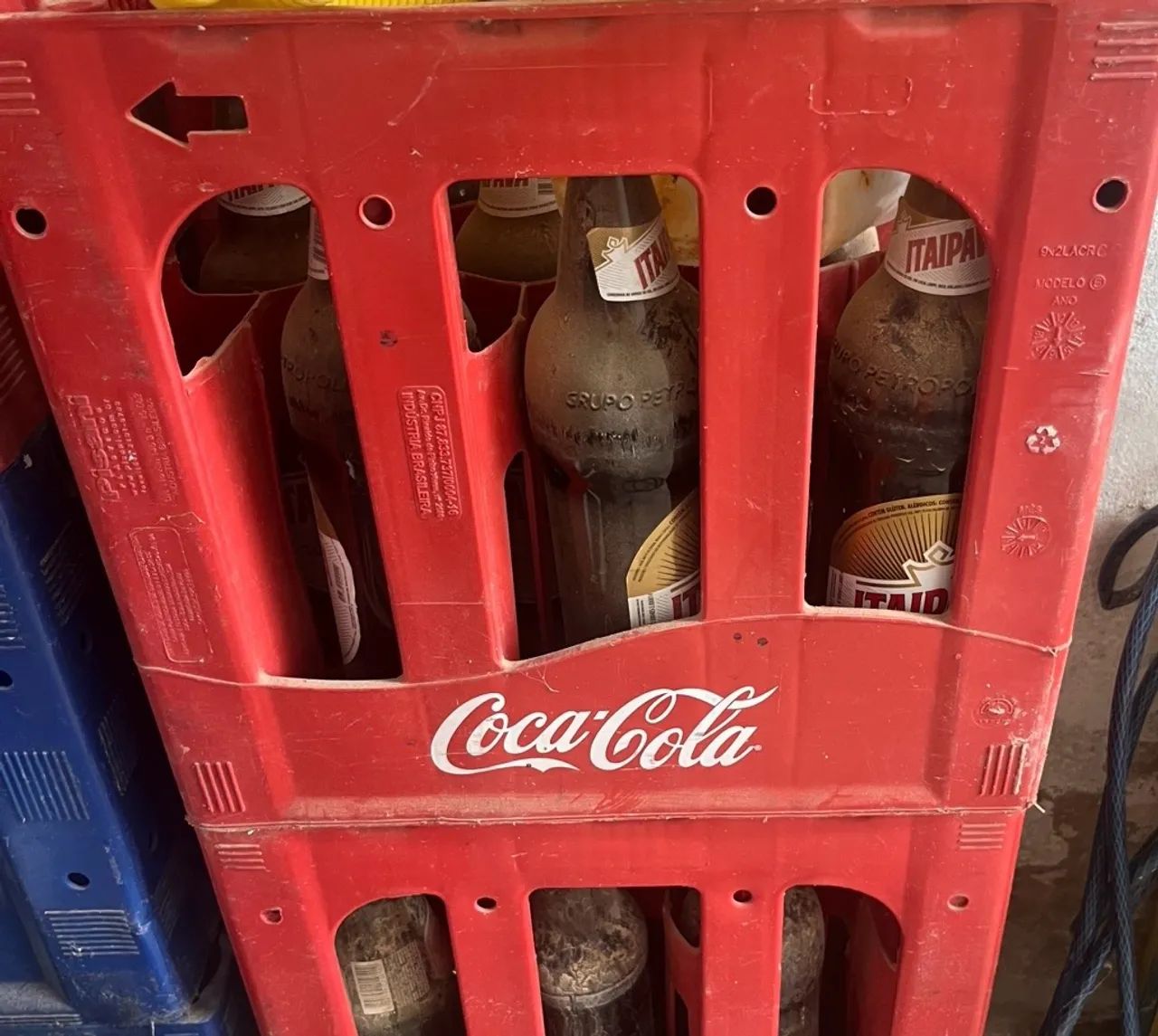 Engradados e garrafas de cerveja 