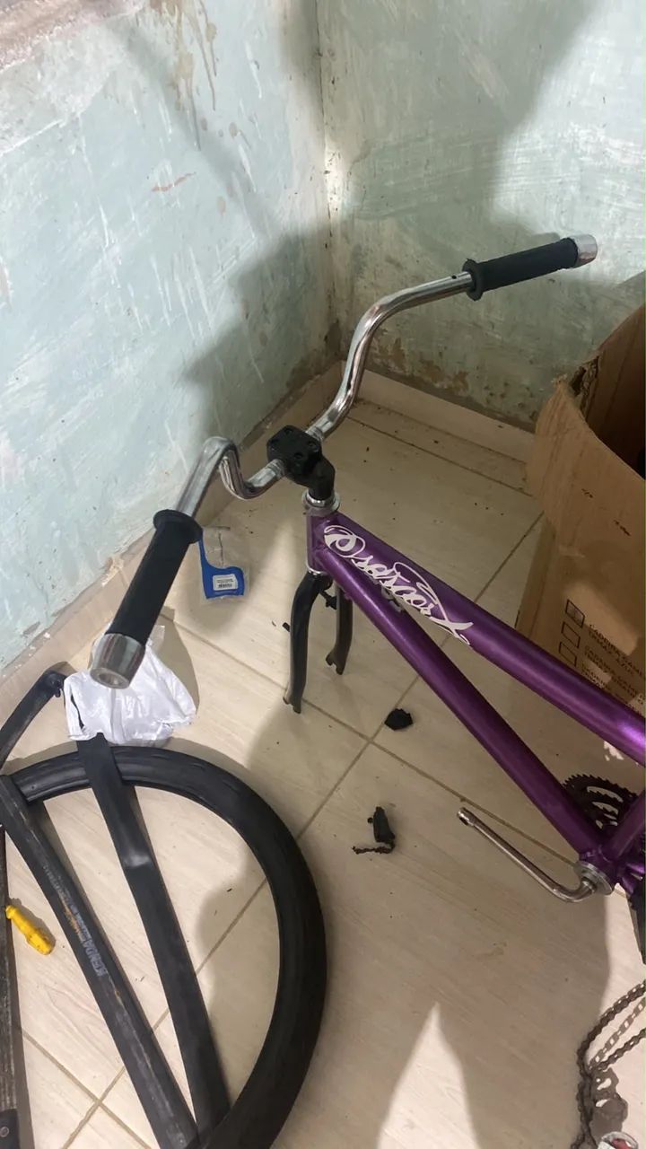 Bicicleta roxa metálica  - Foto 2