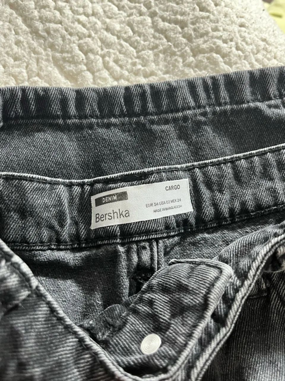 Calça cargo jeans cinza da Bershka  - Foto 4