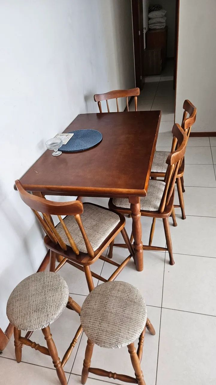 Mesa de jantar com 4 cadeiras + 2 banquetas - Foto 3
