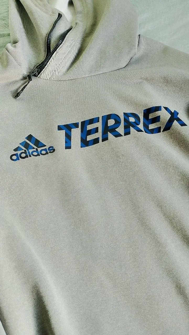 Blusa Adidas com capuz