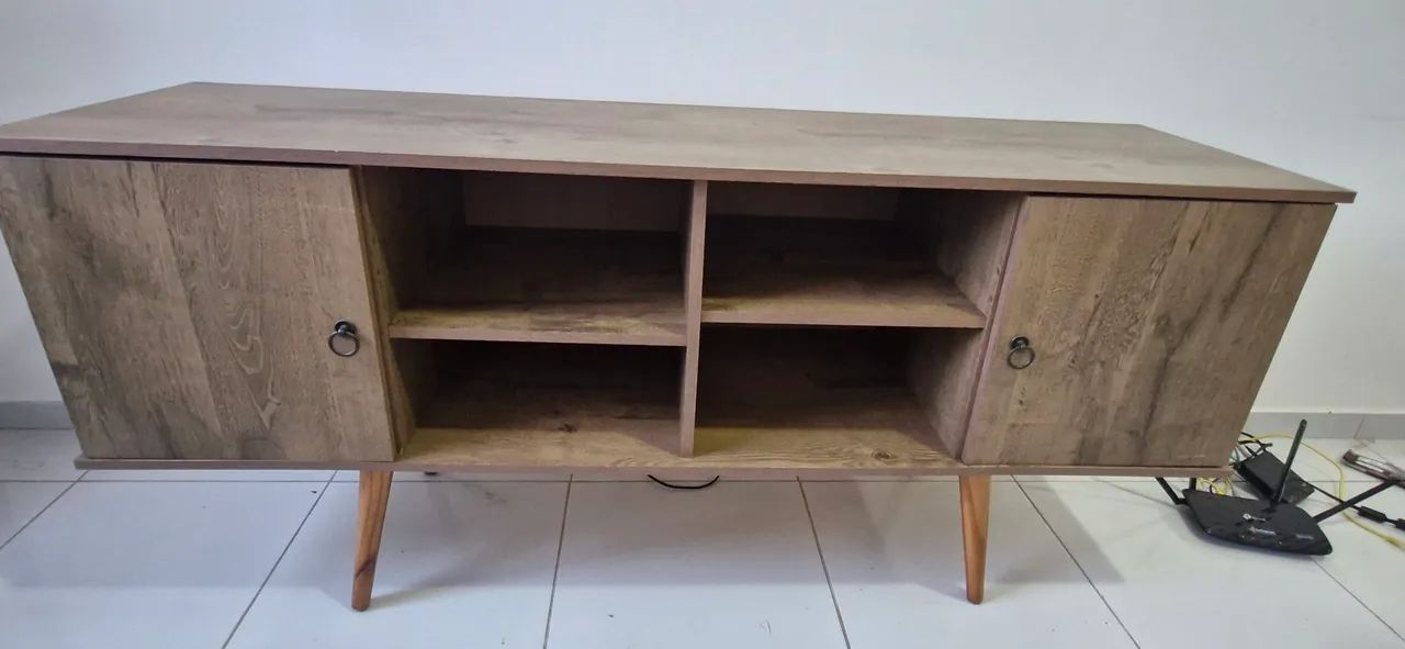 Rack para TV Estilo Retrô Rústico com Pés Palito