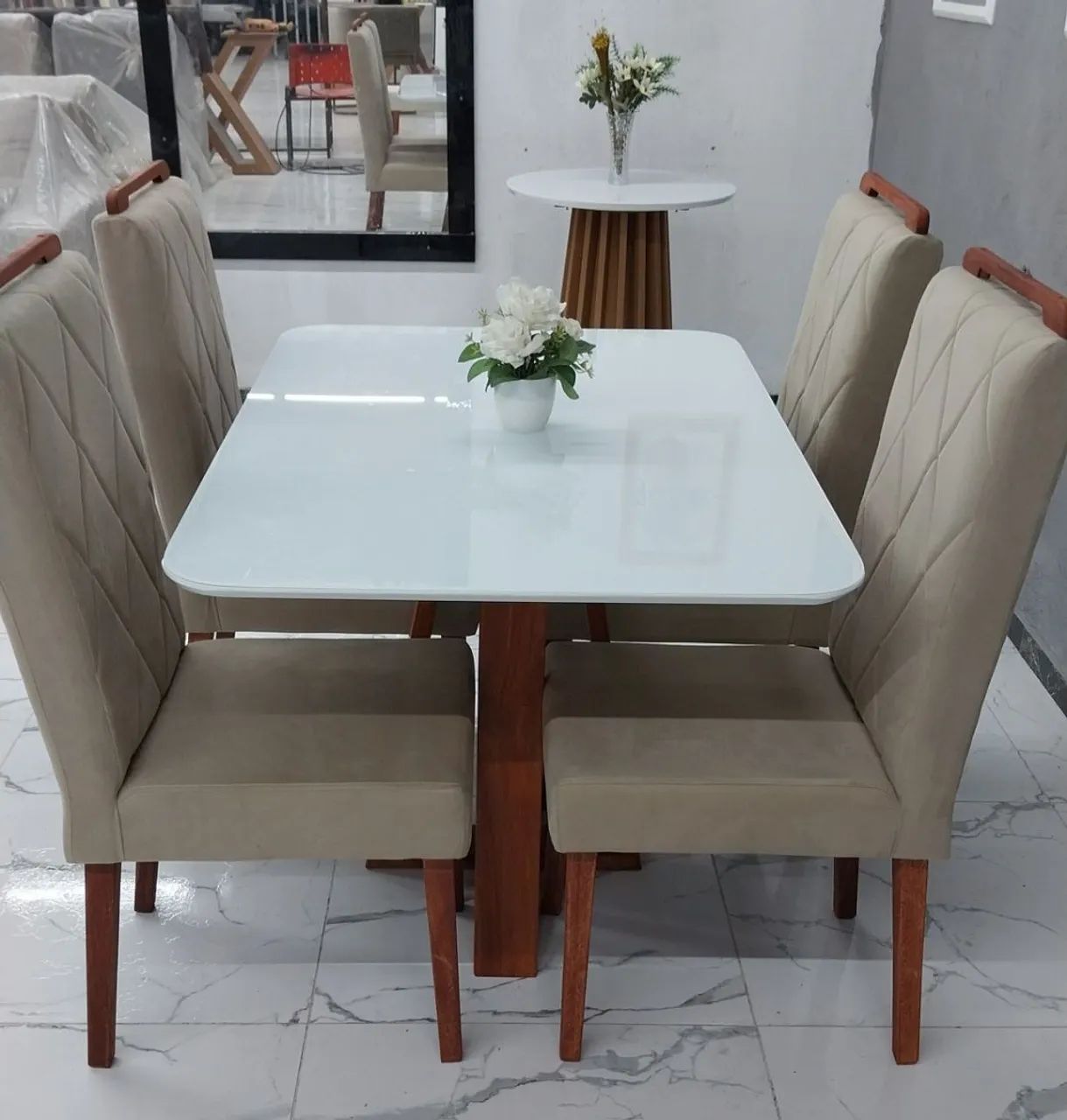 Conjunto Mesa de Madeira Maciça com Vidro + Cadeiras Estofadas Confortáveis - Foto 4