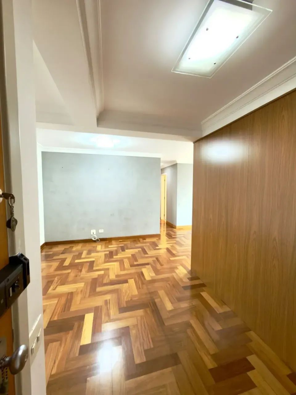 Apartamento espaçoso e arborizado 2 dorms 2 vgs e piscina - Foto 2