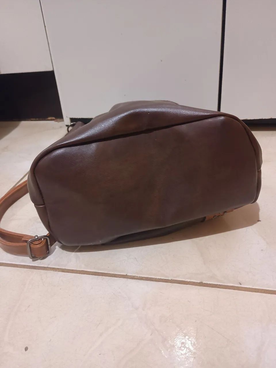 bolsa saco tiracolo marrom com tachas - Foto 5