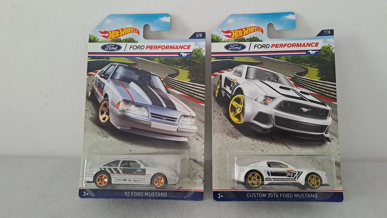 * MT 2 Ford Performance Hot Wheels Mustang 92 + Custom 2014 Novos e Lacrados 