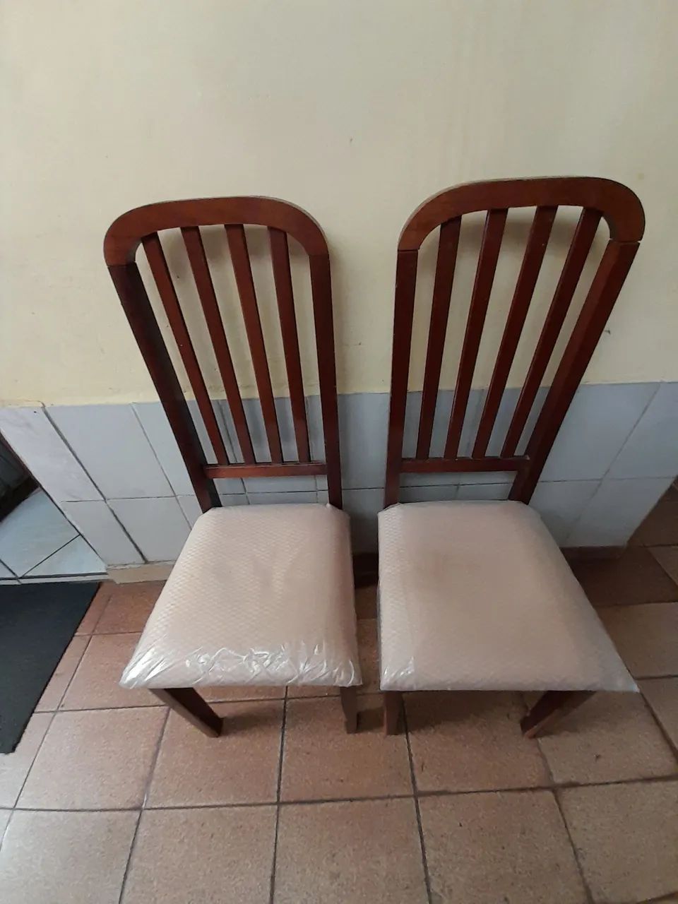 Par de Cadeiras de Madeira Estofadas - Sem Avarias (Frete Grátis) - Foto 2