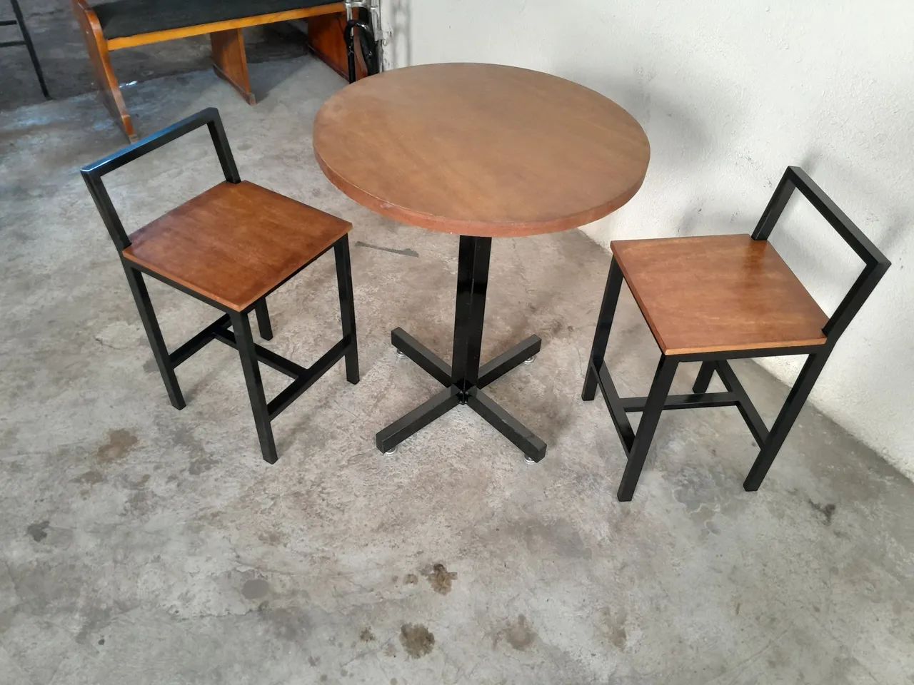 Mesa estilo industrial com 2 banquetas  - Foto 4