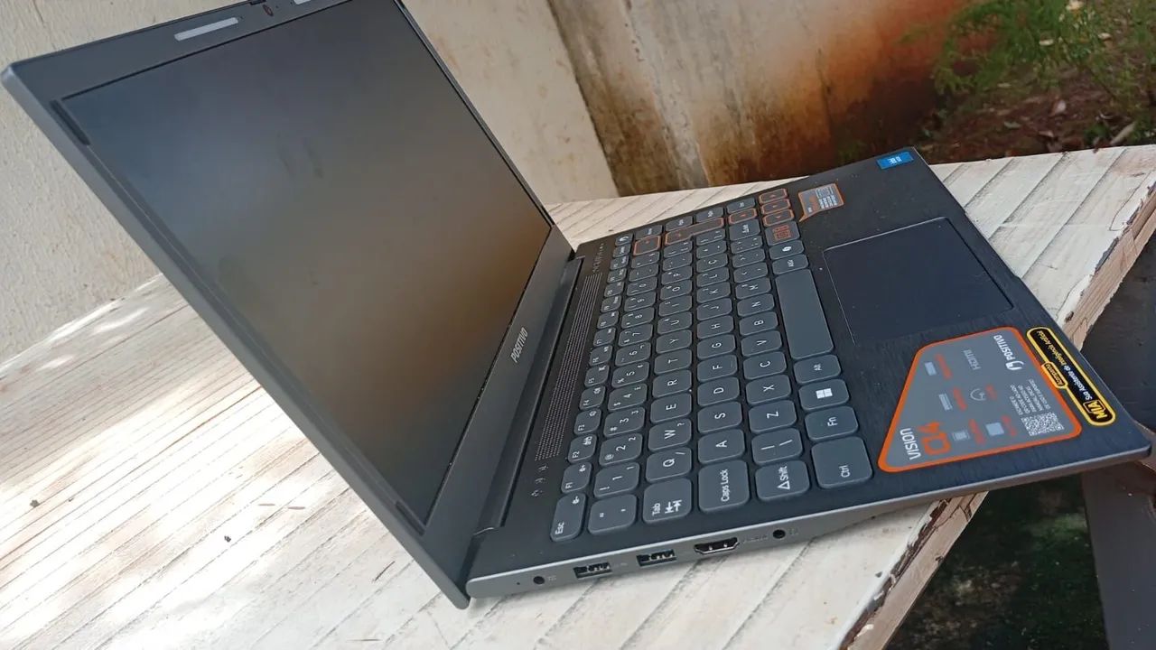Vende-se notebook semi novo
