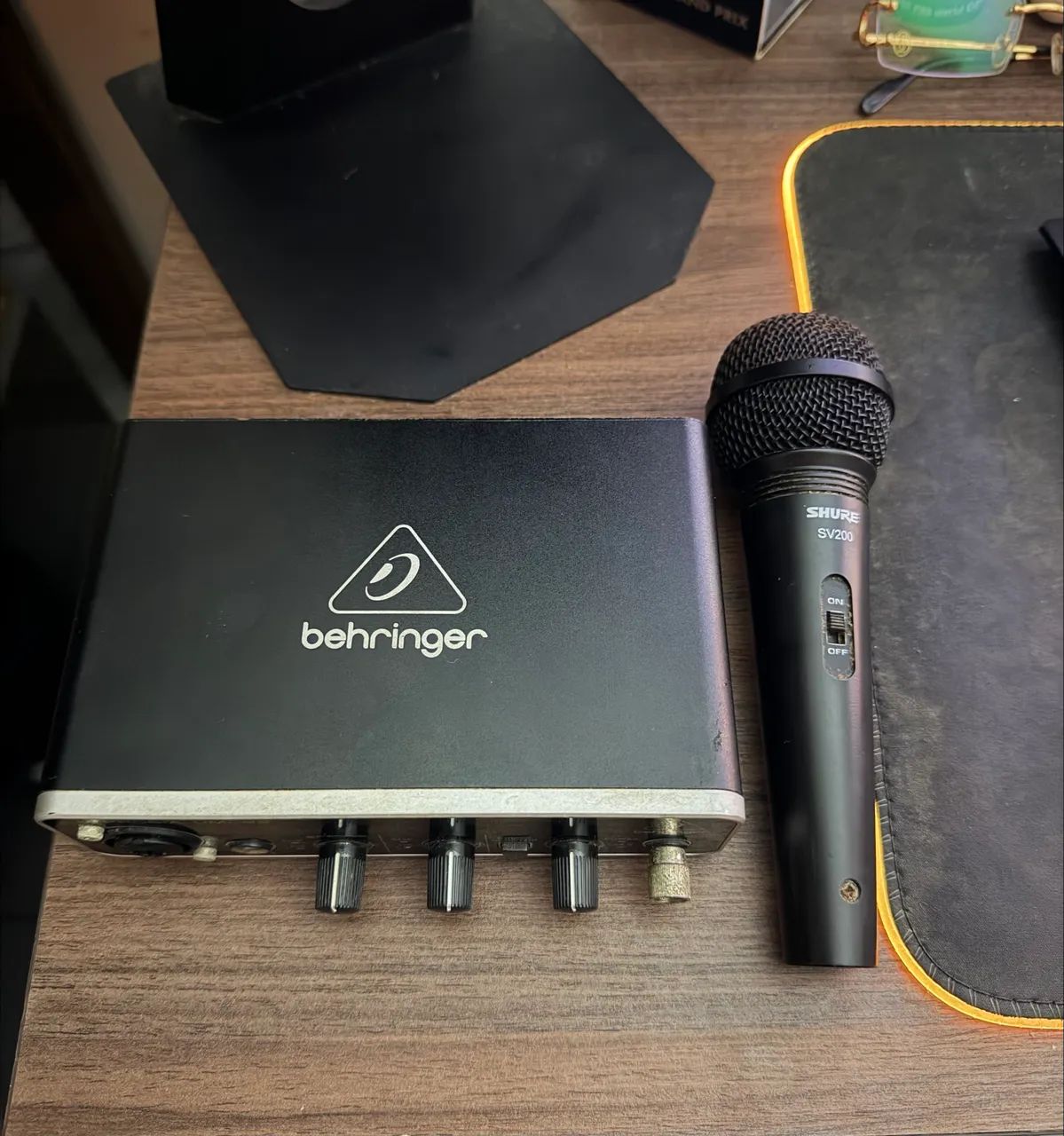 Kit Interface de Áudio - Behringer UMC22 + Shure SV200