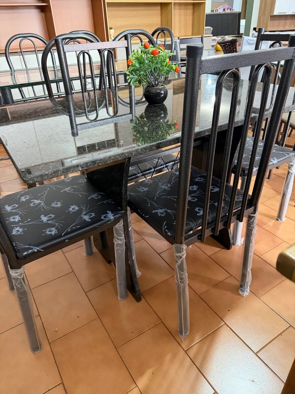 Mesa Pé de Pedra Com 04 Cadeiras Nova 