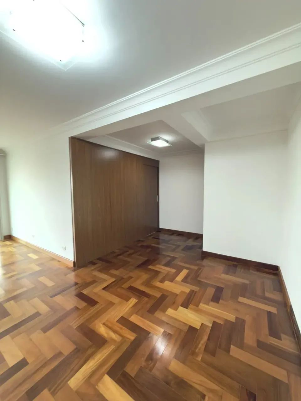 Apartamento espaçoso e arborizado 2 dorms 2 vgs e piscina - Foto 4