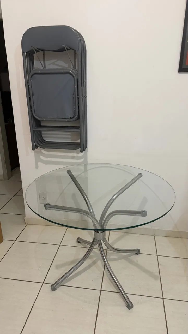 Mesa de vidro com cadeiras