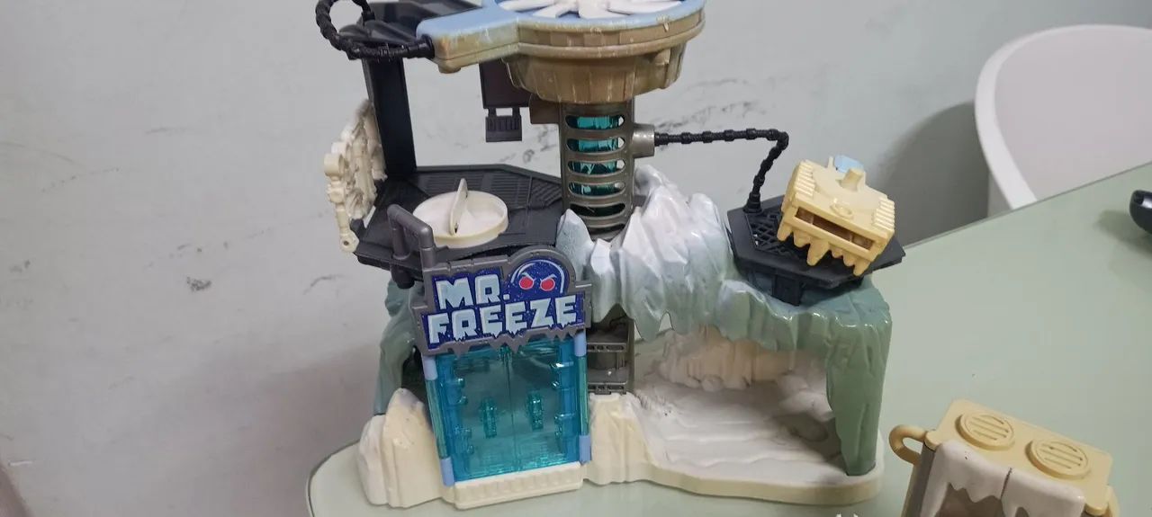 Base do Mr. freezer, boneco freezer e Batman  - Foto 3