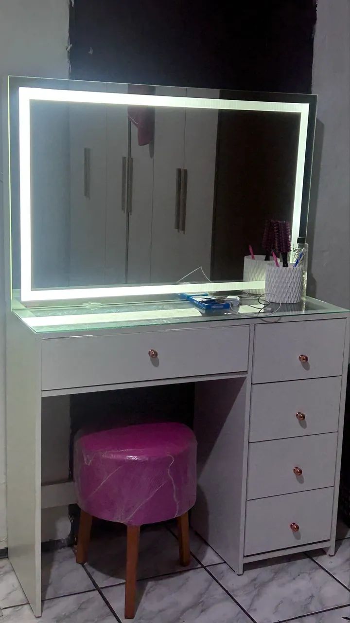 Vendo penteadeira de LED + Puff  - Foto 3