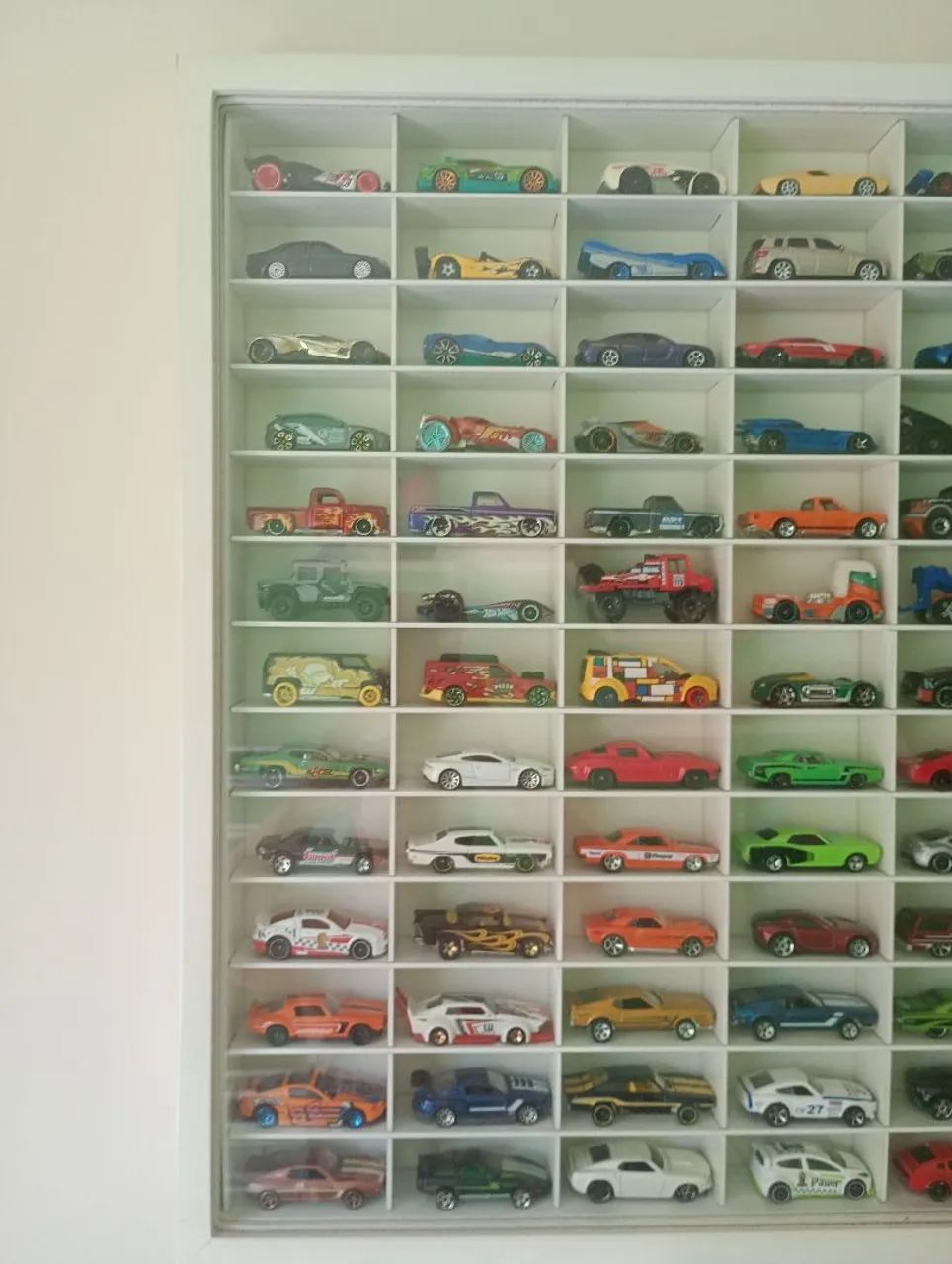  130 carrinhos da coleção Hotwheels + Expositor  - Foto 2