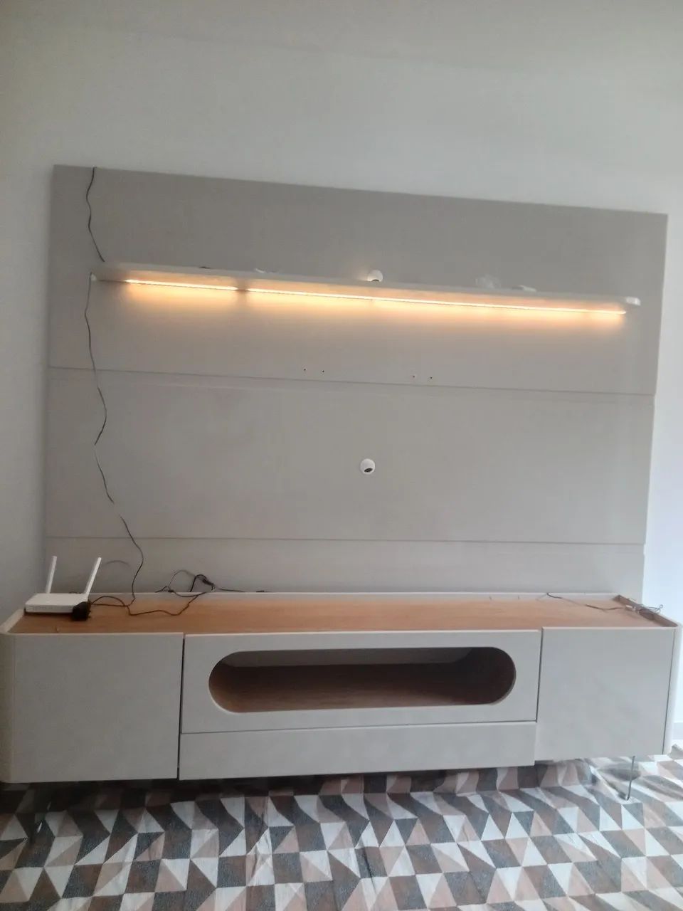 Painel com Rack Gelius com LED | Off-White e Naturale | Moderno e Sofisticado