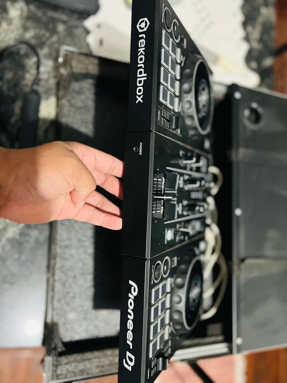 Controladora DDJ 400 + Hard Case Maleta com Suporte Notebook - Foto 4